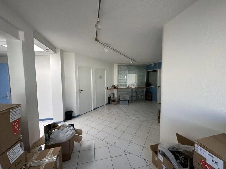 Office in Saint-Laurent-du-Var for lease - Interior Photo - Image 2 of 7