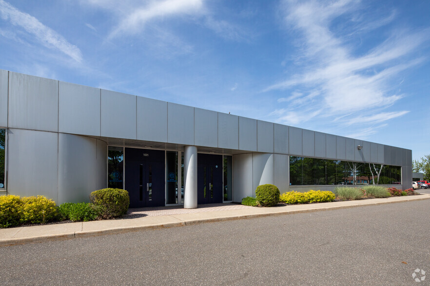 101-125 Comac St, Ronkonkoma, NY for lease - Building Photo - Image 3 of 6