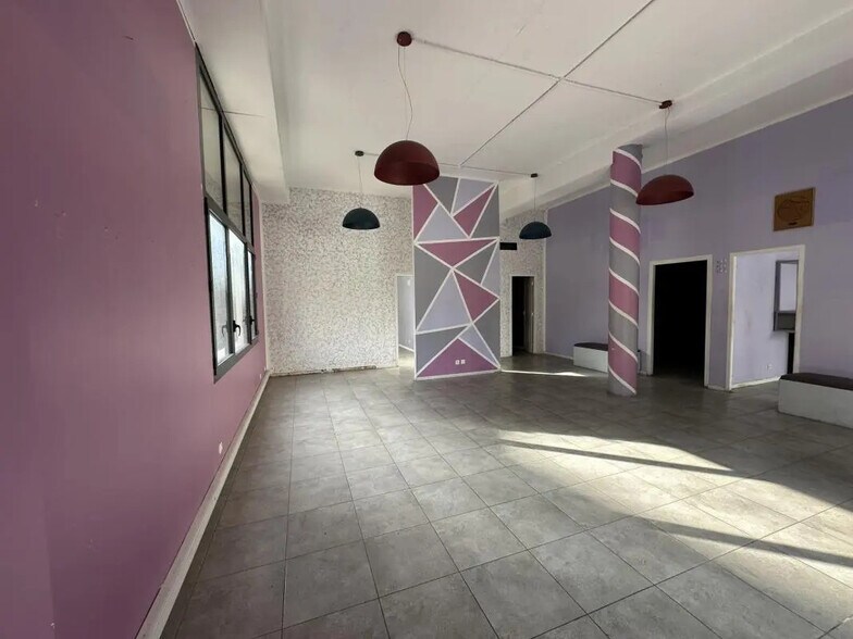Retail in Toulon for lease - Building Photo - Image 2 of 8
