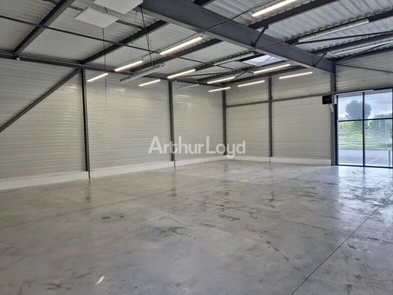 Retail in Reims for lease - Interior Photo - Image 2 of 7