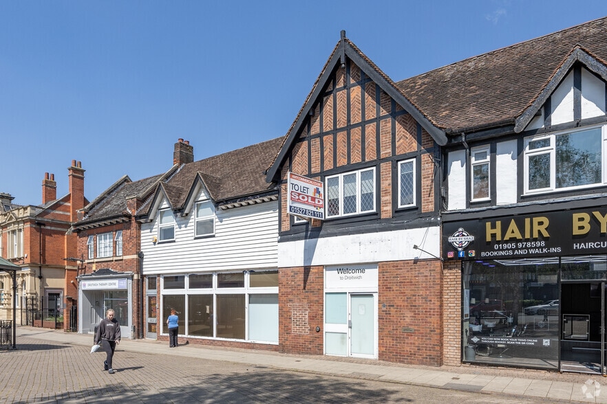 Victoria Sq, Droitwich for lease - Primary Photo - Image 1 of 2