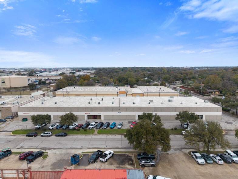 2435 Squire Pl, Farmers Branch, TX for lease - Building Photo - Image 1 of 13