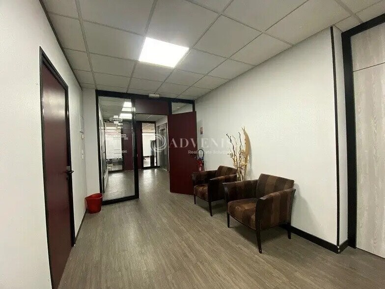 Office in Guyancourt for lease - Interior Photo - Image 2 of 5