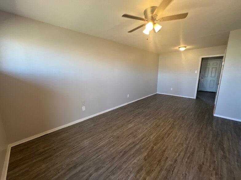 314 S Center St, Longview, TX for sale - Interior Photo - Image 2 of 8