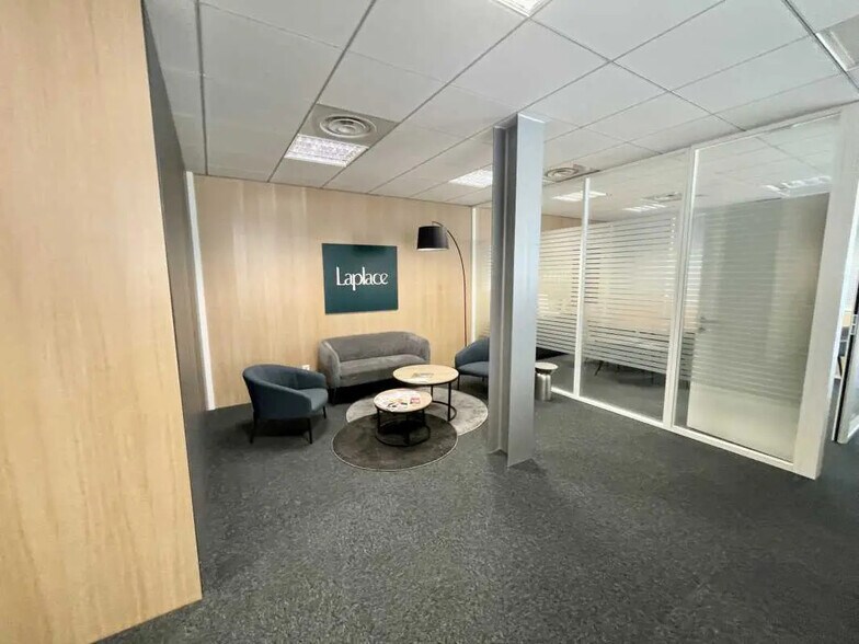 Office in Mont-Saint-Aignan for lease - Interior Photo - Image 2 of 9