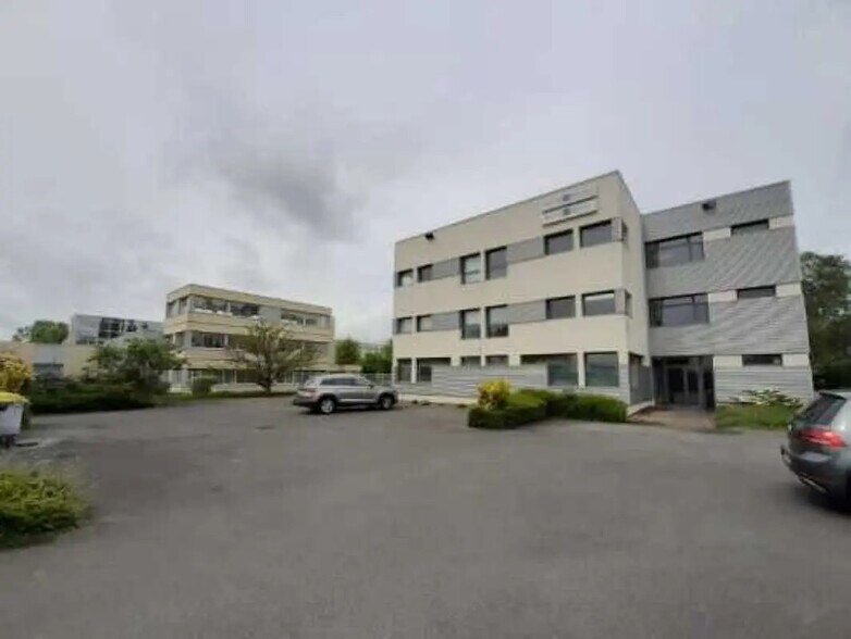 164 Rue Des Frères Farman, Buc for sale - Building Photo - Image 2 of 9