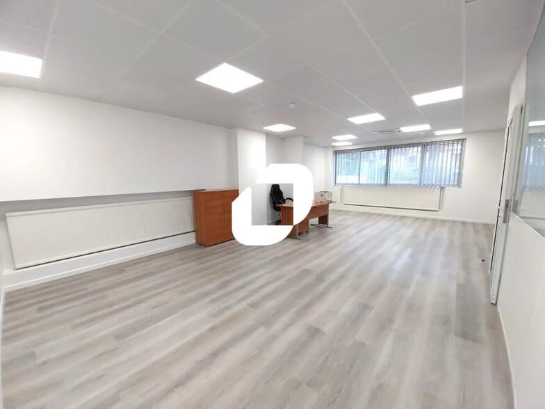 Office in Neuilly-sur-Marne for lease - Interior Photo - Image 3 of 9