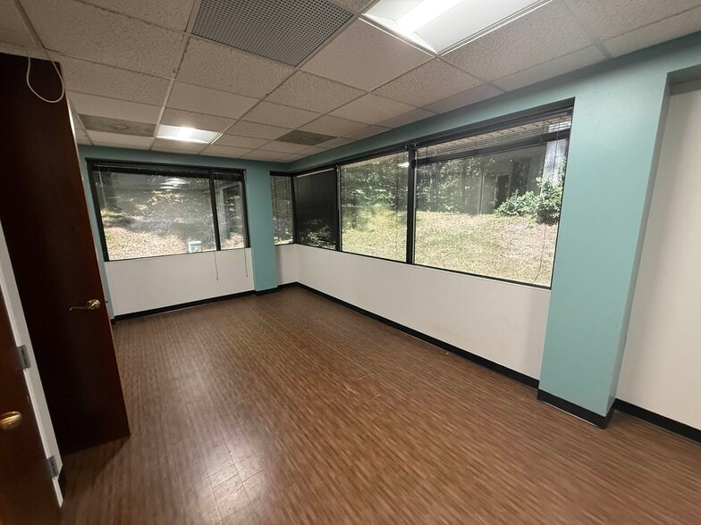 5102 W Village Green Dr, Midlothian, VA for lease - Building Photo - Image 3 of 5