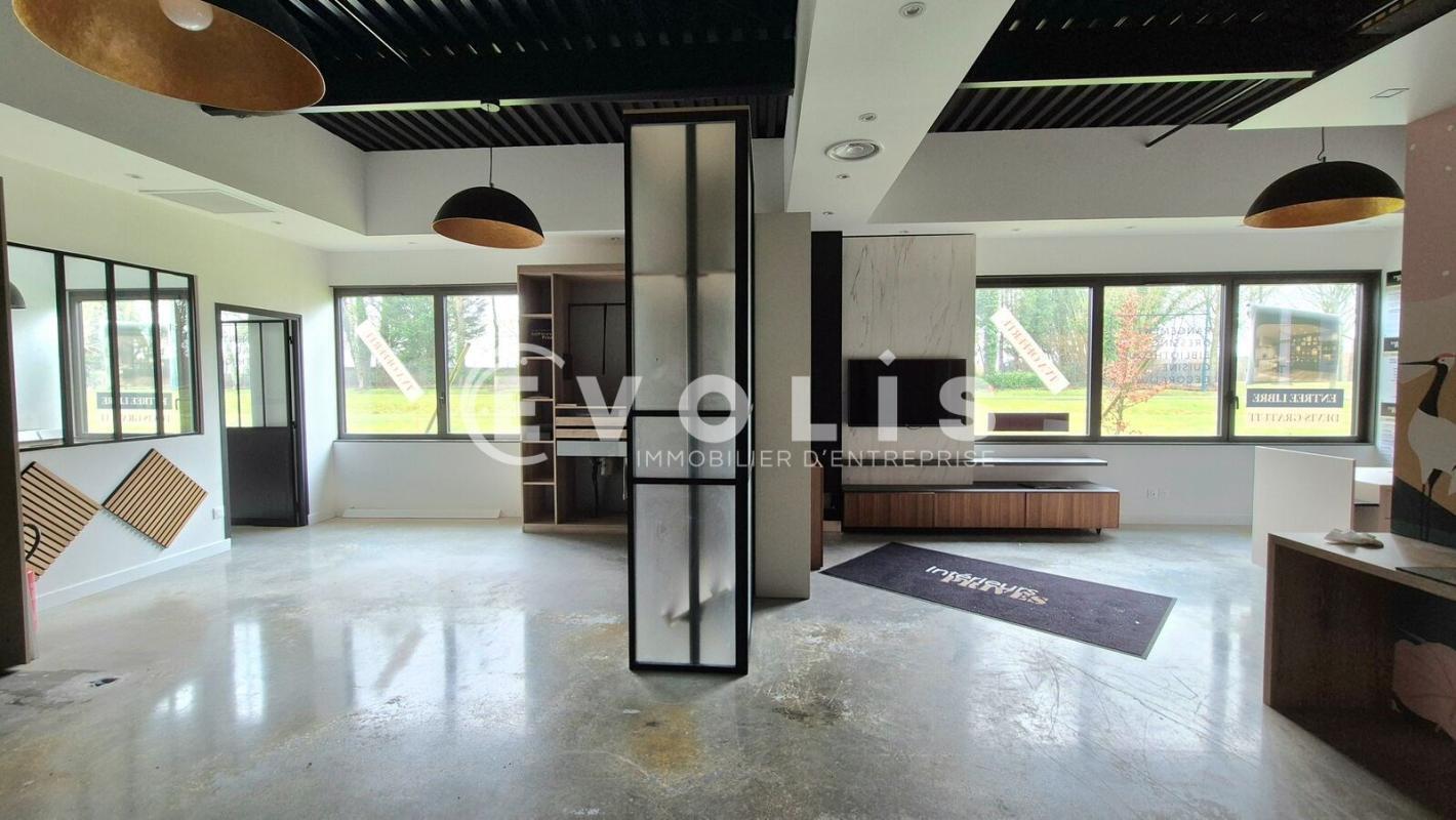 Retail in Serris for lease Building Photo- Image 1 of 6