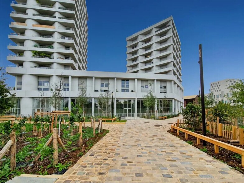 Retail in Ivry-sur-Seine for lease - Building Photo - Image 1 of 7