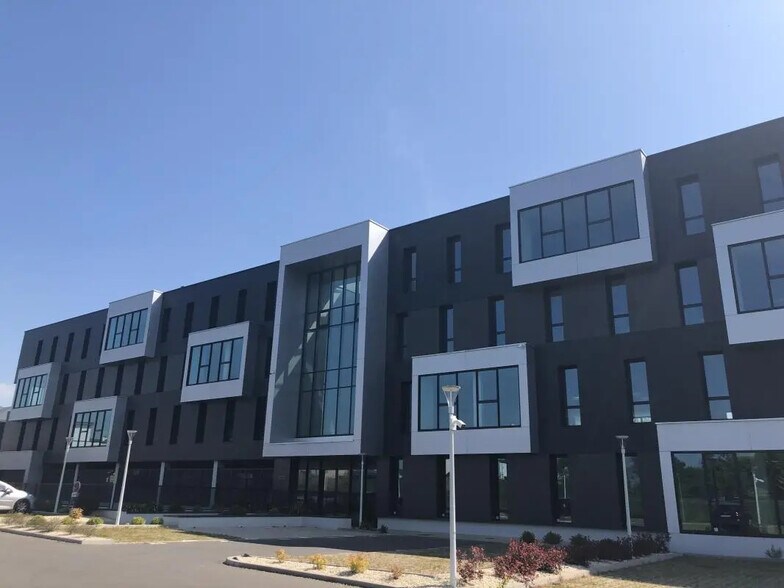 Office in Saint-Grégoire for lease - Building Photo - Image 2 of 17