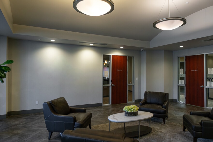 7330 N Palm Ave, Fresno, CA for lease - Lobby - Image 2 of 15