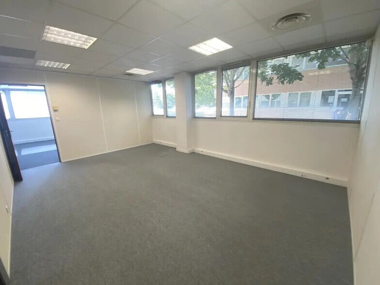 Office in Bruz for lease - Interior Photo - Image 3 of 7