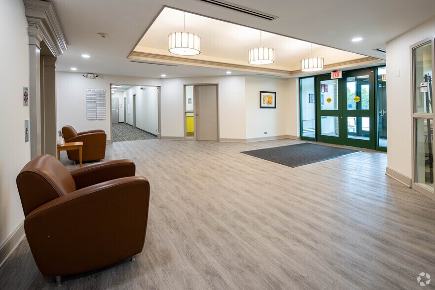 150 W Half Day Rd, Buffalo Grove, IL for lease - Lobby - Image 3 of 9