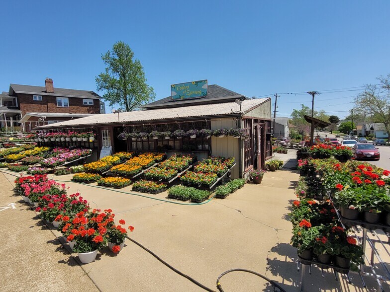 3298 Watson Rd, Saint Louis, MO 63139