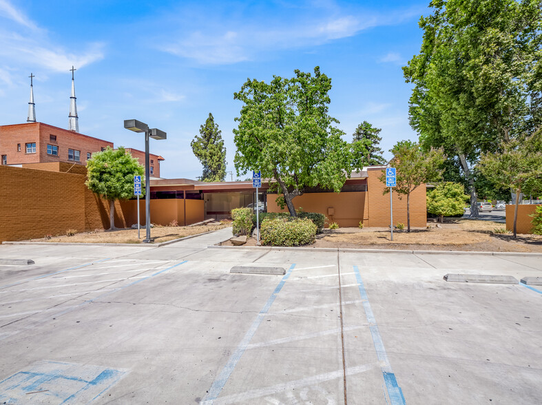 2841 Tulare St, Fresno, CA for lease - Building Photo - Image 1 of 20