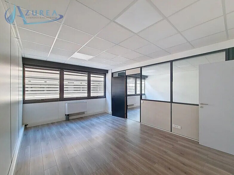Office in Villeneuve-Loubet for lease - Building Photo - Image 3 of 7