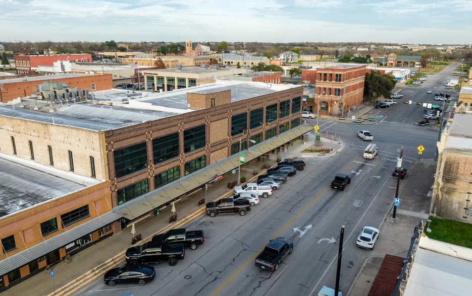 120 W 2nd St, Taylor, TX for lease - Building Photo - Image 2 of 38
