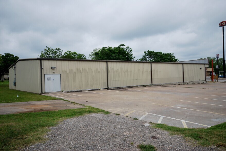 618 N La Grange St, Flatonia, TX 78941 Retail for Sale