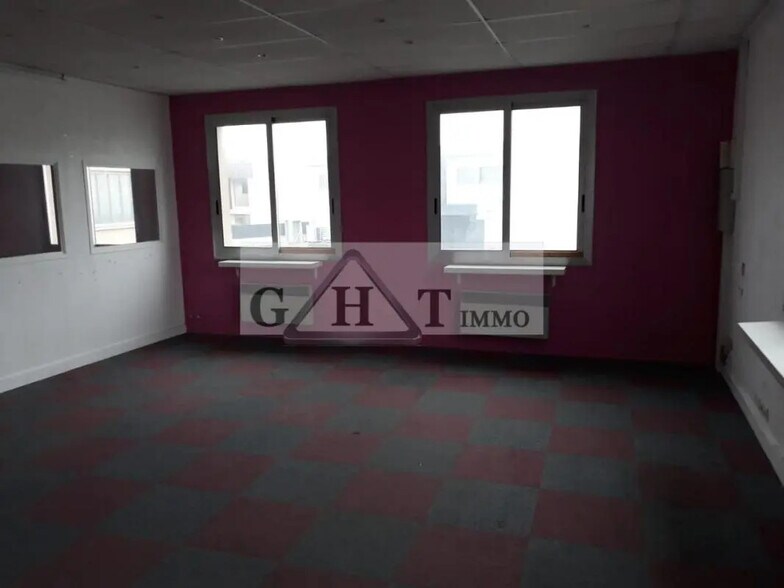 Industrial in Servon for lease - Interior Photo - Image 3 of 4