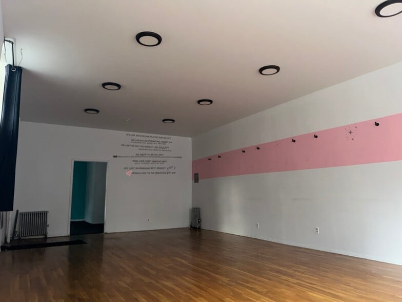 1067 Manhattan Ave, Brooklyn, NY for lease - Interior Photo - Image 3 of 5