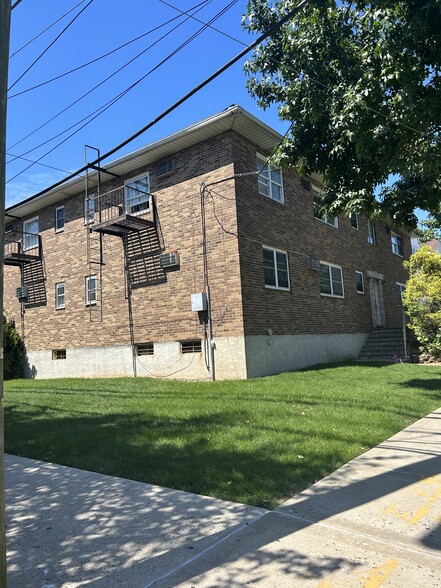 414 Garretson Ave, Staten Island, NY for sale - Building Photo - Image 3 of 24