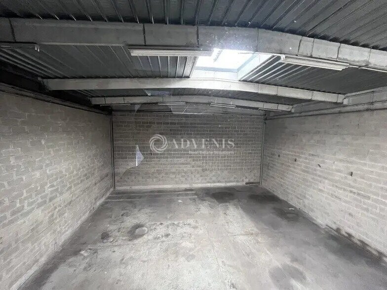 Flex in Coignières for lease - Interior Photo - Image 2 of 8