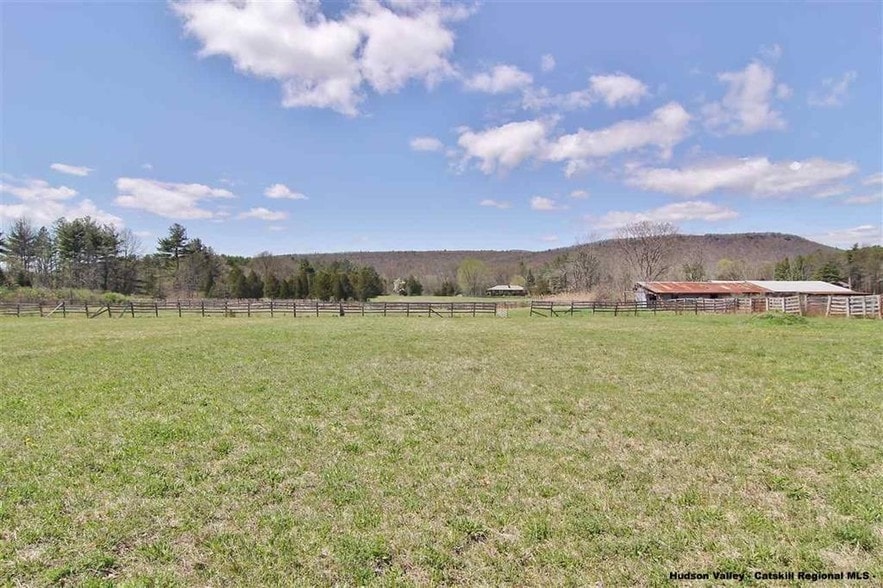 921 Kings Hwy, Saugerties, NY 12477