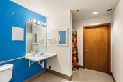 905 bathroom 1