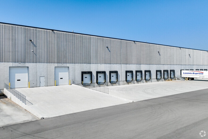 2520 Royal Windsor Dr, Mississauga, ON for sale - Building Photo - Image 2 of 3