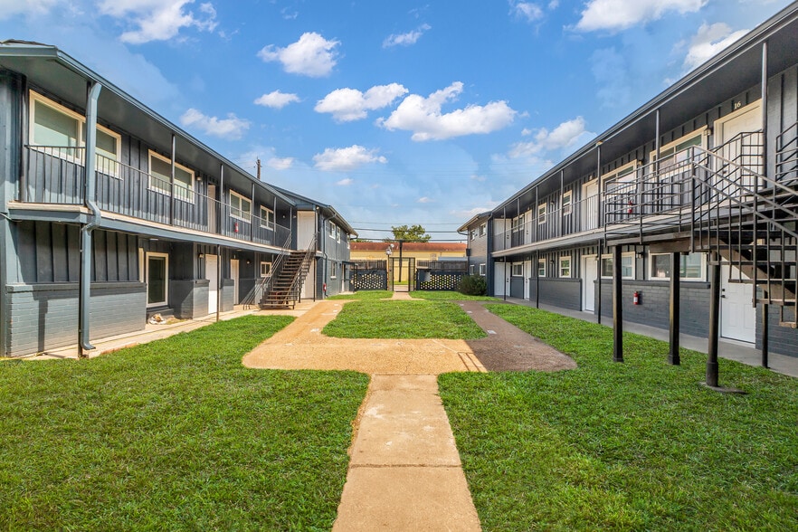 4706 Yellowstone Blvd, Houston, TX for sale - Building Photo - Image 2 of 27