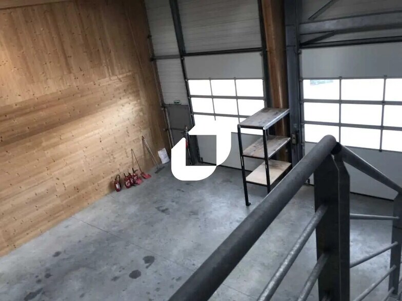 Flex in Le Barp for lease - Interior Photo - Image 2 of 4