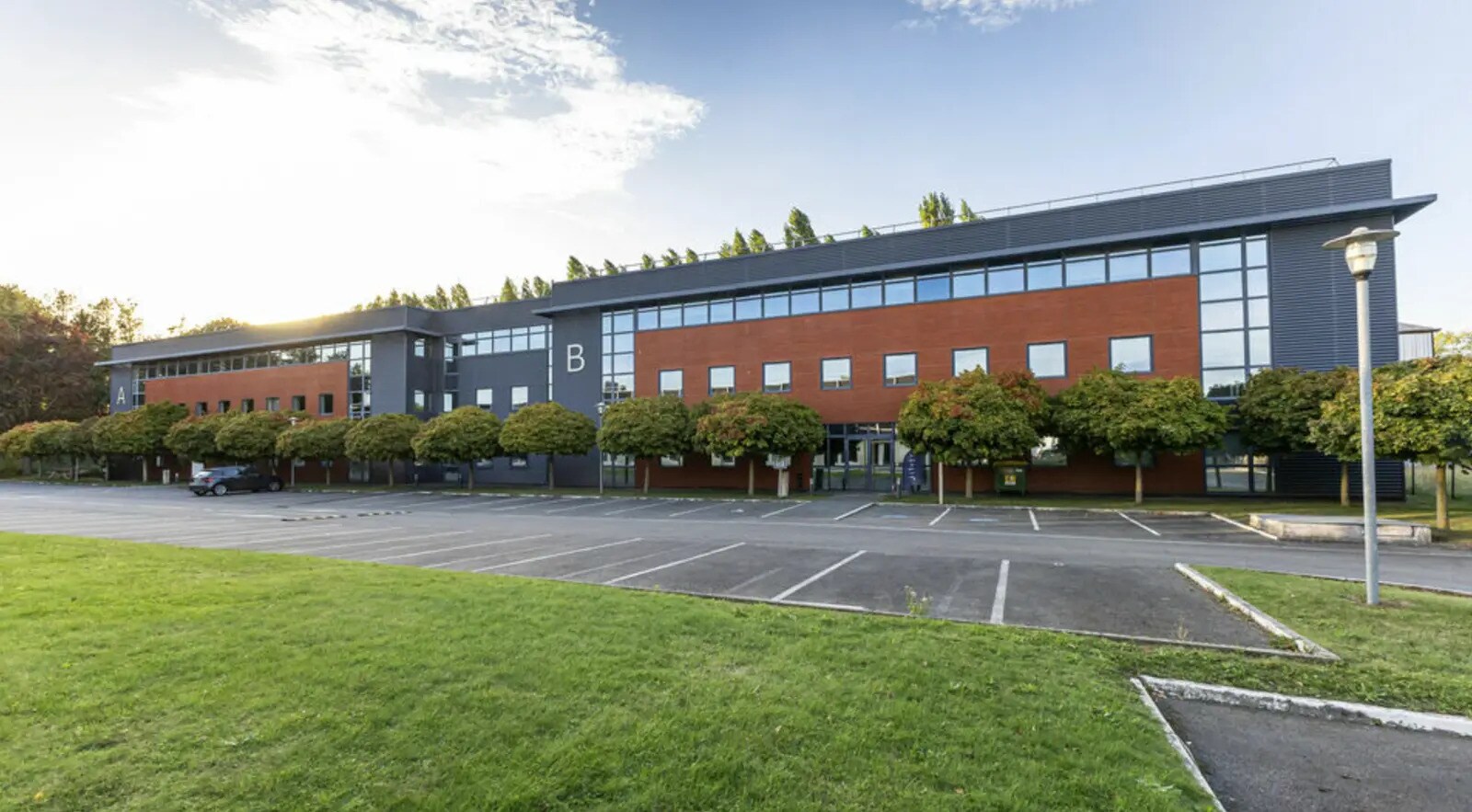 Office in Villeneuve-d'Ascq for lease Building Photo- Image 1 of 7