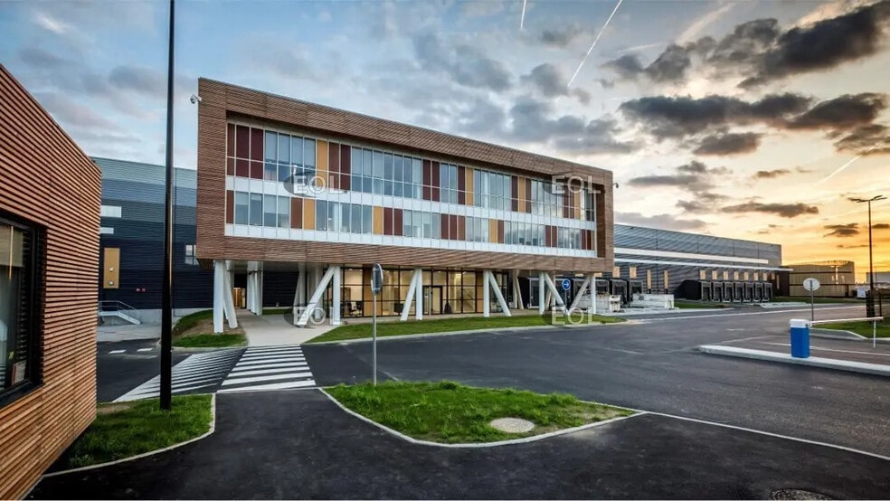 Industrial in Crisenoy for lease - Building Photo - Image 1 of 4