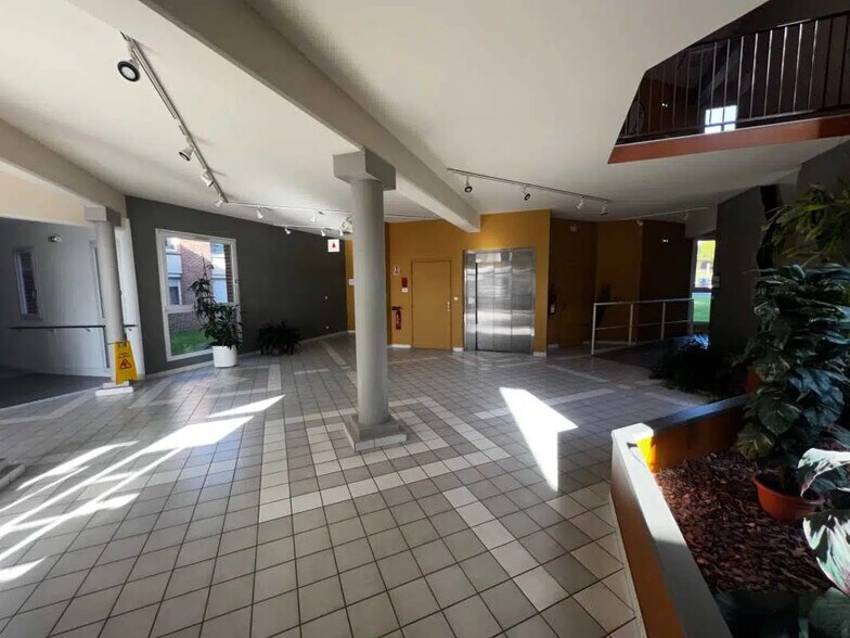 Office in Saint-Laurent-Blangy for lease - Lobby - Image 2 of 4