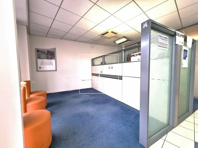 Office in Fontainebleau for lease - Interior Photo - Image 3 of 4