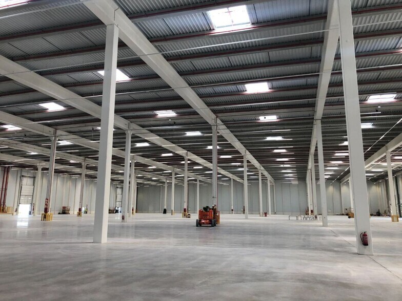 Industrial in Dos Hermanas for lease - Building Photo - Image 3 of 10