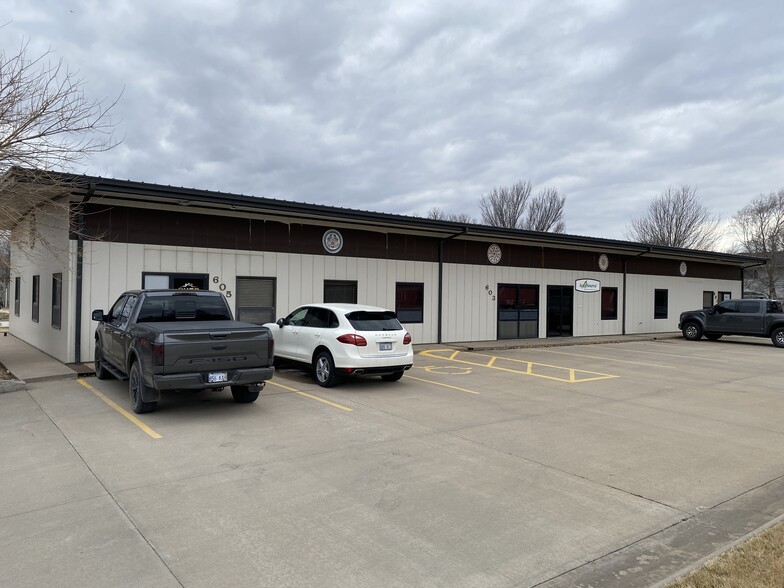 601-605 E Lincoln Blvd, Hesston, KS for sale - Building Photo - Image 1 of 1