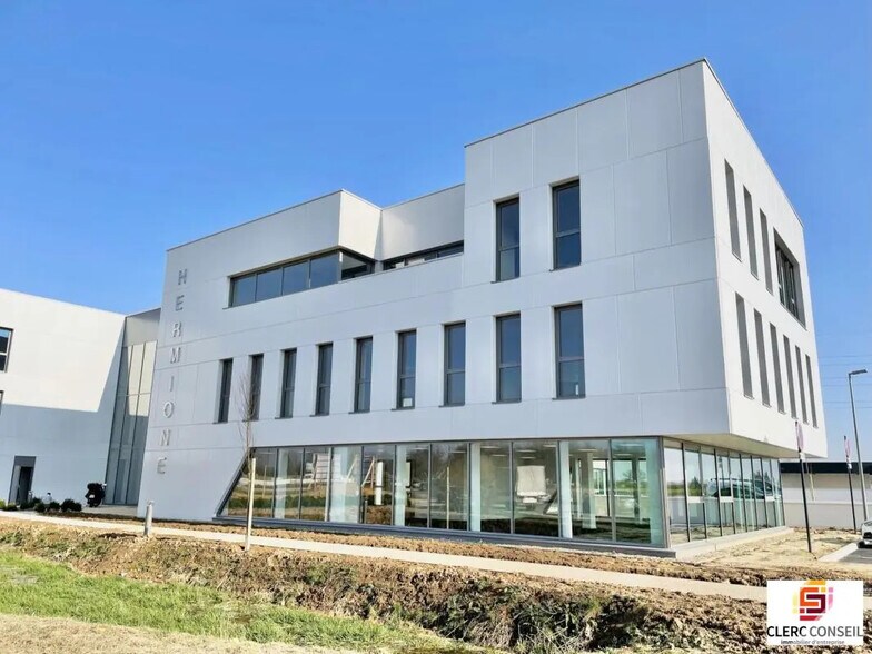 Office in Isneauville for lease - Building Photo - Image 1 of 11