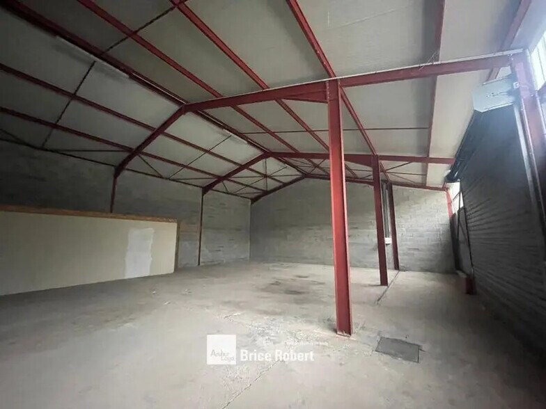 Flex in Lissieu for lease - Interior Photo - Image 3 of 3