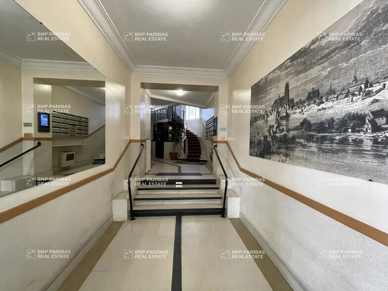 Office in Tours for lease - Lobby - Image 3 of 17