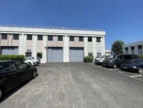 9 Chaussée Jules César, Osny for lease Building Photo- Image 1 of 4