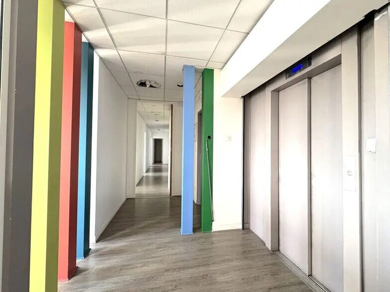 Office in Lyon for lease - Building Photo - Image 2 of 11