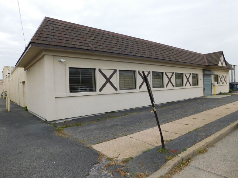 48 Sylvester St, Westbury, NY for sale - Building Photo - Image 1 of 1