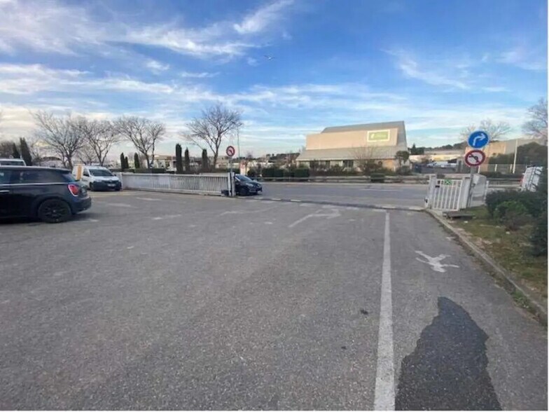 Flex in Aix-en-Provence for lease - Building Photo - Image 3 of 3