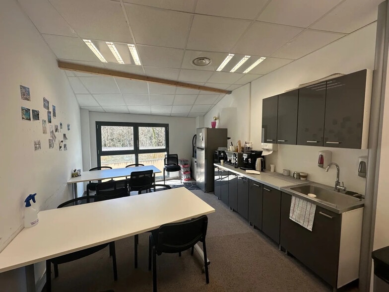 Retail in Le Tholonet for lease - Interior Photo - Image 3 of 5