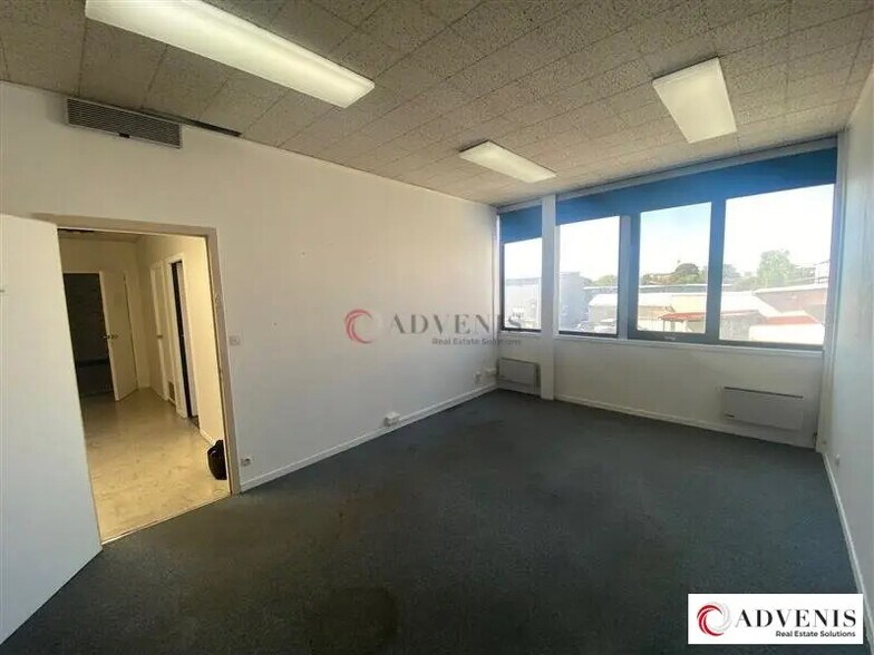 Office in Bègles for lease - Interior Photo - Image 1 of 12