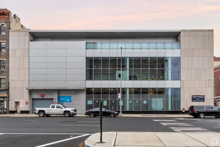 706 11th Ave, New York, NY for lease - Building Photo - Image 2 of 8