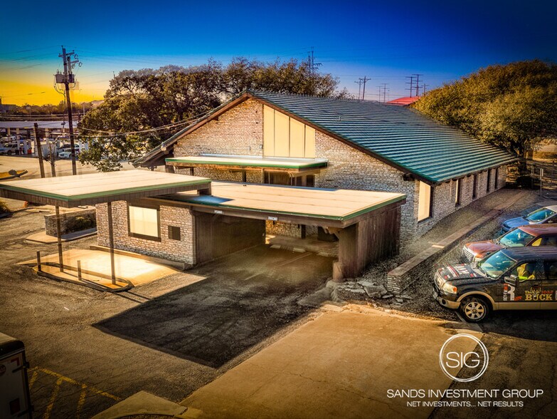 2123 Sidney Baker St, Kerrville, TX for sale - Building Photo - Image 1 of 1