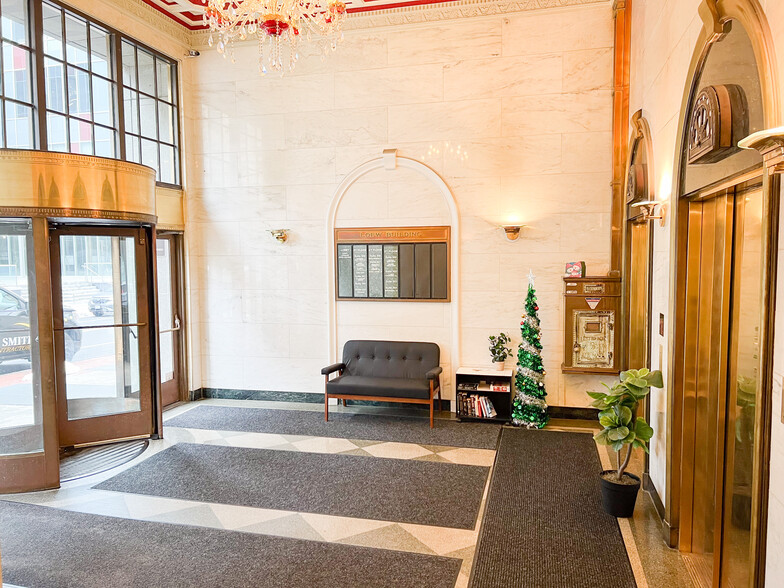 108-122 W Jefferson St, Syracuse, NY for lease - Lobby - Image 3 of 6